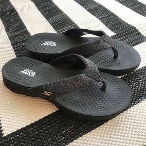 skechers goga max flip flops